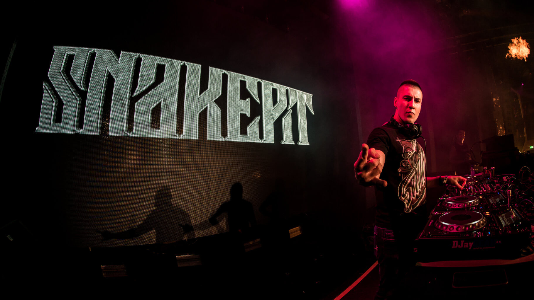 Luister naar de Andy the Core warm-up mix van Snakepit 2016