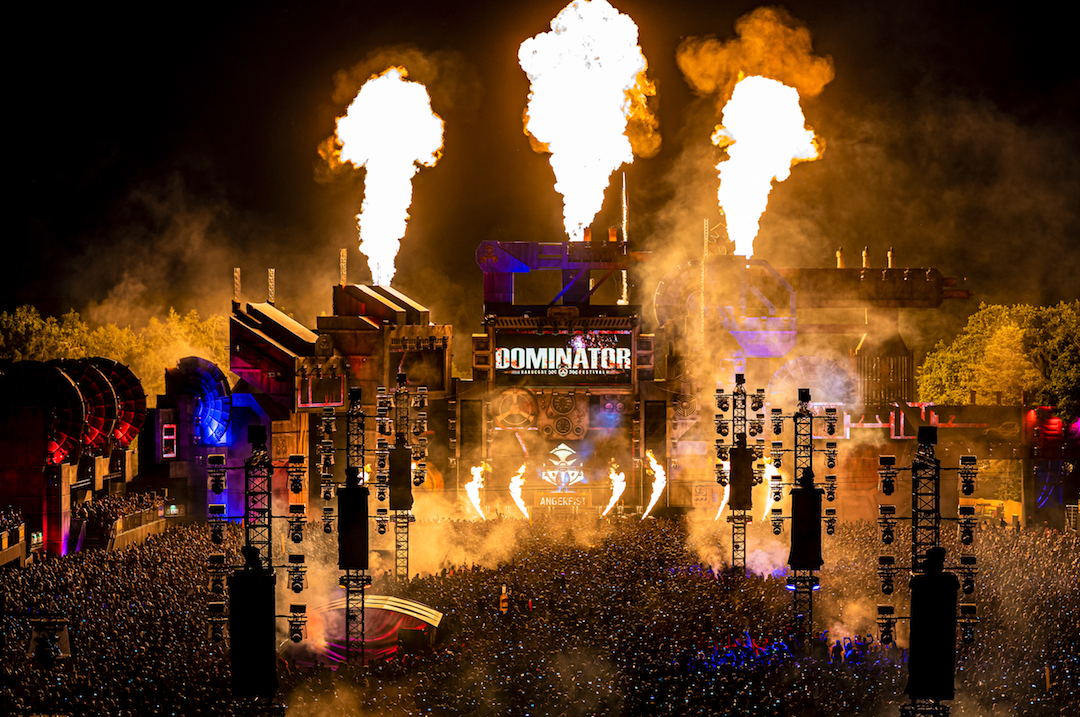 Check de Dominator 2019 closing show met Angerfist!