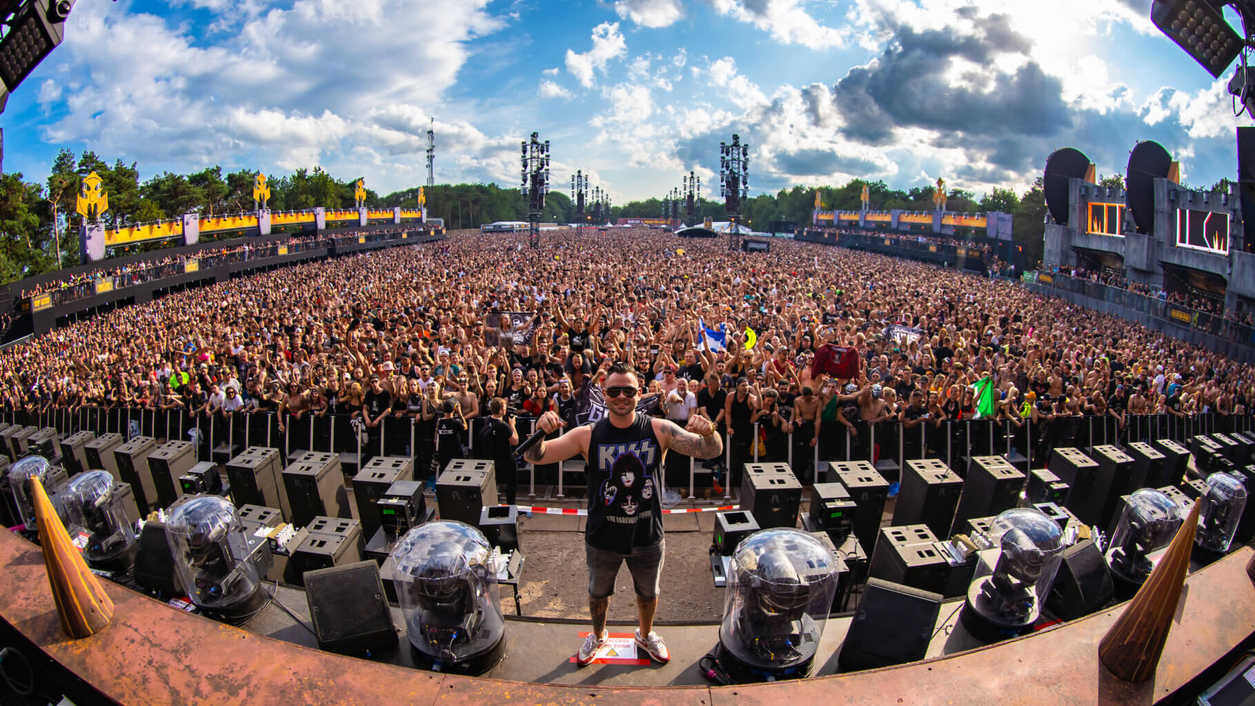 Watch Deadly Guns be invincible at the Dominator mainstage with the liveset!