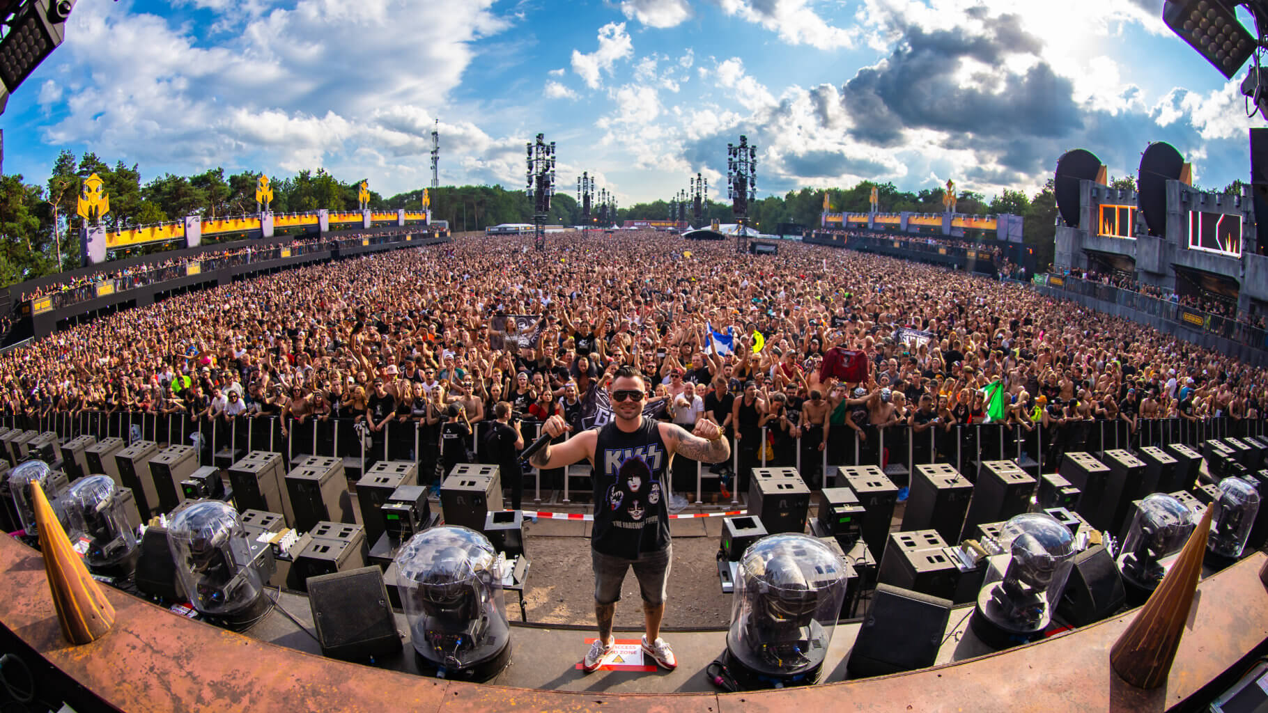 Bekijk hoe Deadly Guns ‘invincible’ is op Dominator mainstage met de liveset!