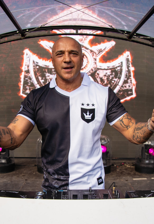 Watch the Dominator liveset of Paul Elstak