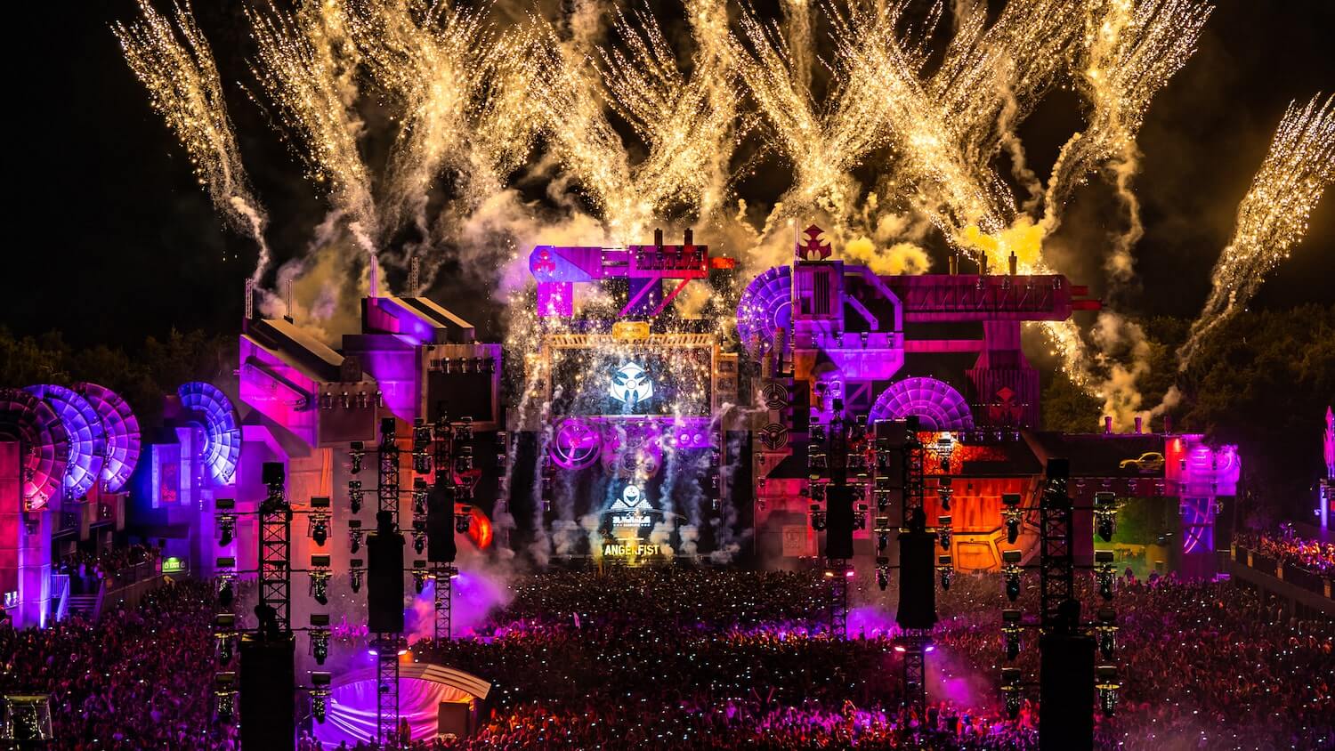 Dominator 2019 aftermovie & start hotel packages sales Dominator 2020