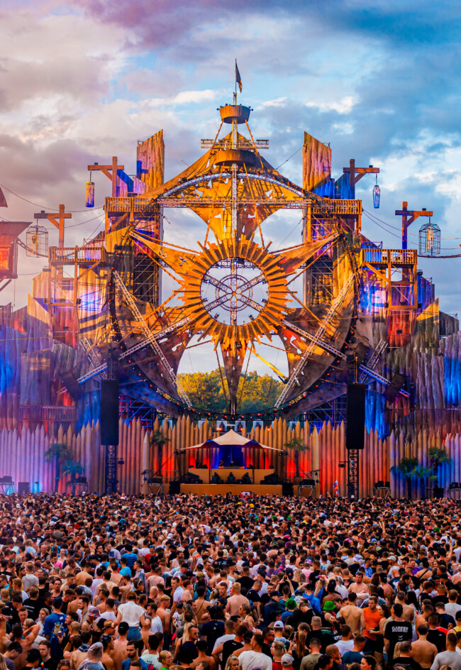 Check hier de live set van Miss K8 op Dominator 2023 – Voyage of the Damned
